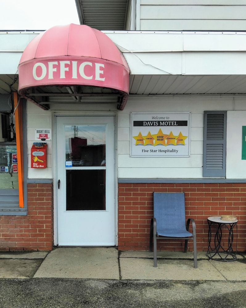 Davis Motel - photo 3