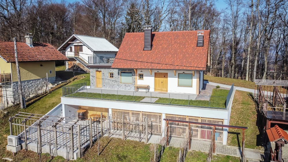 Vineyard cottage Kraljevi kotiček — 4-Star Luxury Hotel in Trebnje, Slovenia