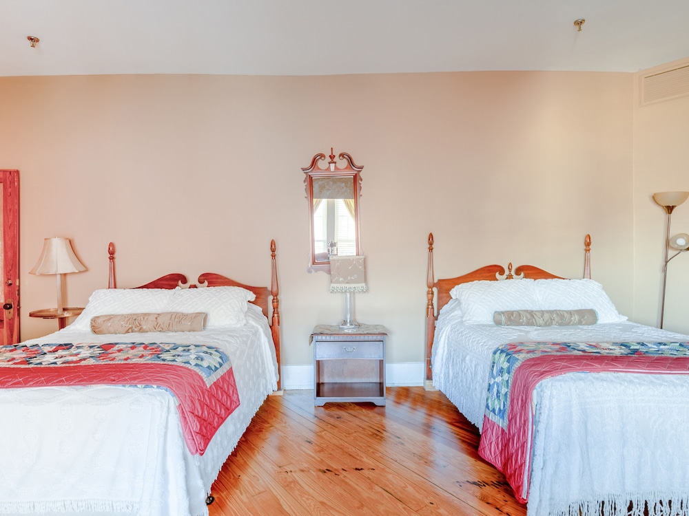 The Belmont Inn - photo 16