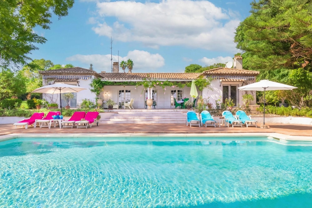 Cortijo Villa Padierna El Lago — 4-Star Luxury Hotel in Benahavis, Spain