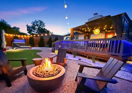 Modern 3BR Retreat with Fun Yard Mini Golf Hot Tub & BBQ Dining Deck in Round Rock, United States