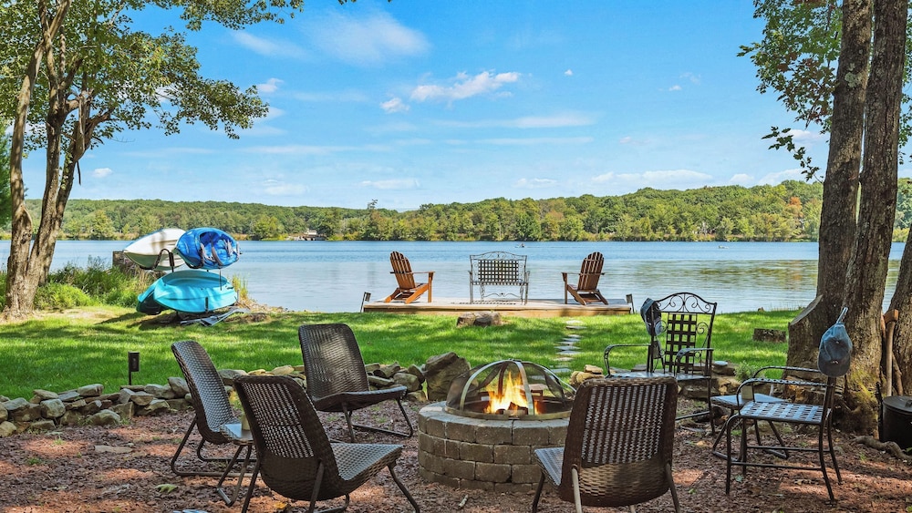 Lake Daze By Avantstay Lakefront W Modern Interior Enclosed Porch Hot Tub — Mount Pocono
