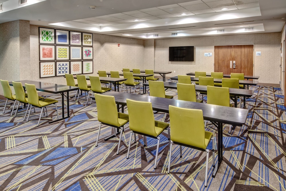 Holiday Inn Express and Suites Memphis Southwind - photo 37