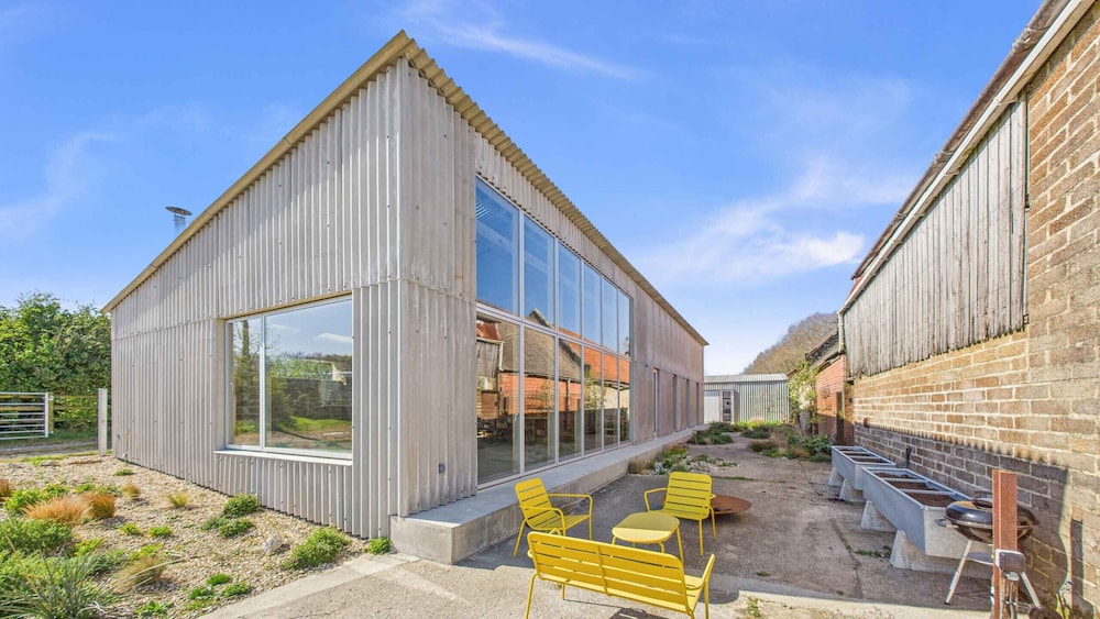 South Barns a Spacious Barn Conversion Near Cowes in Cowes, United Kingdom