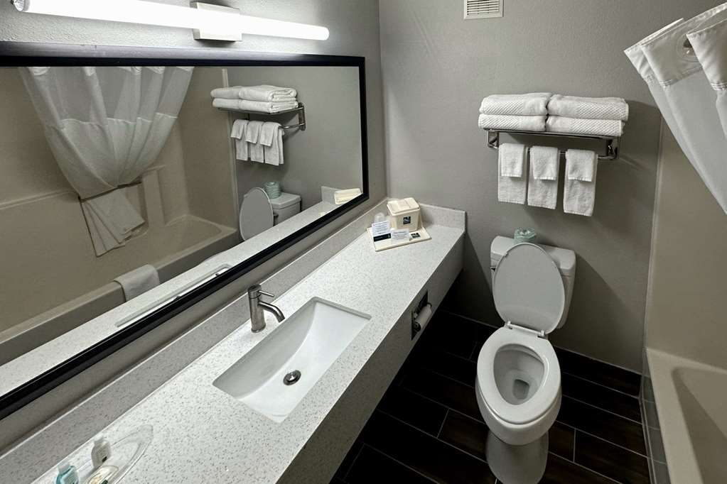 Quality Suites Near West Acres - photo 3