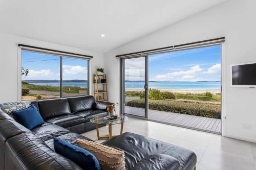 Seven Mile Beach House Surf Hike Golf — 4-Star Luxury Hotel in Seven Mile Beach, Australia
