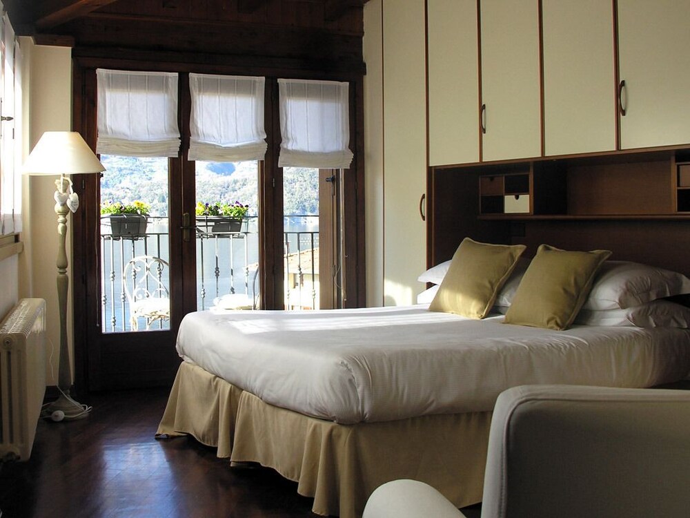 Appartamento Il Molo — 4-Star Luxury Hotel in Lezzeno, Italy