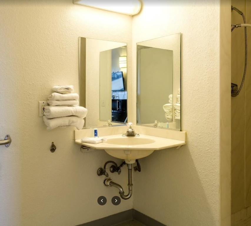 Express Inn Near Columbus Airport - photo 16