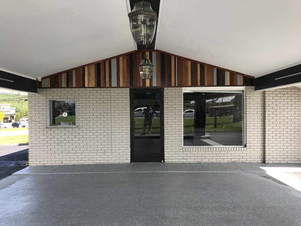 Rodeway Inn Calhoun South - photo 18
