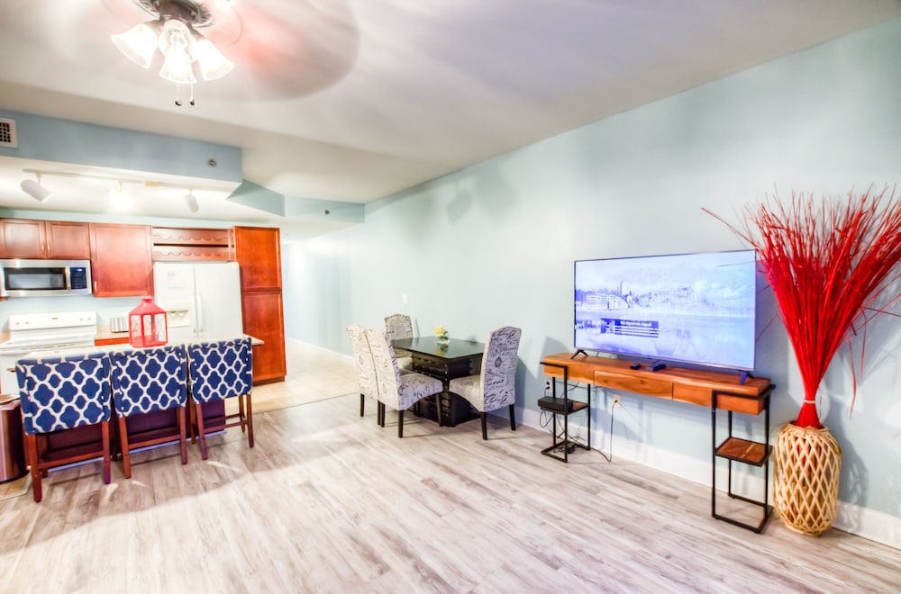 Laketown Wharf Resort by Aneliya's Rentals - photo 411