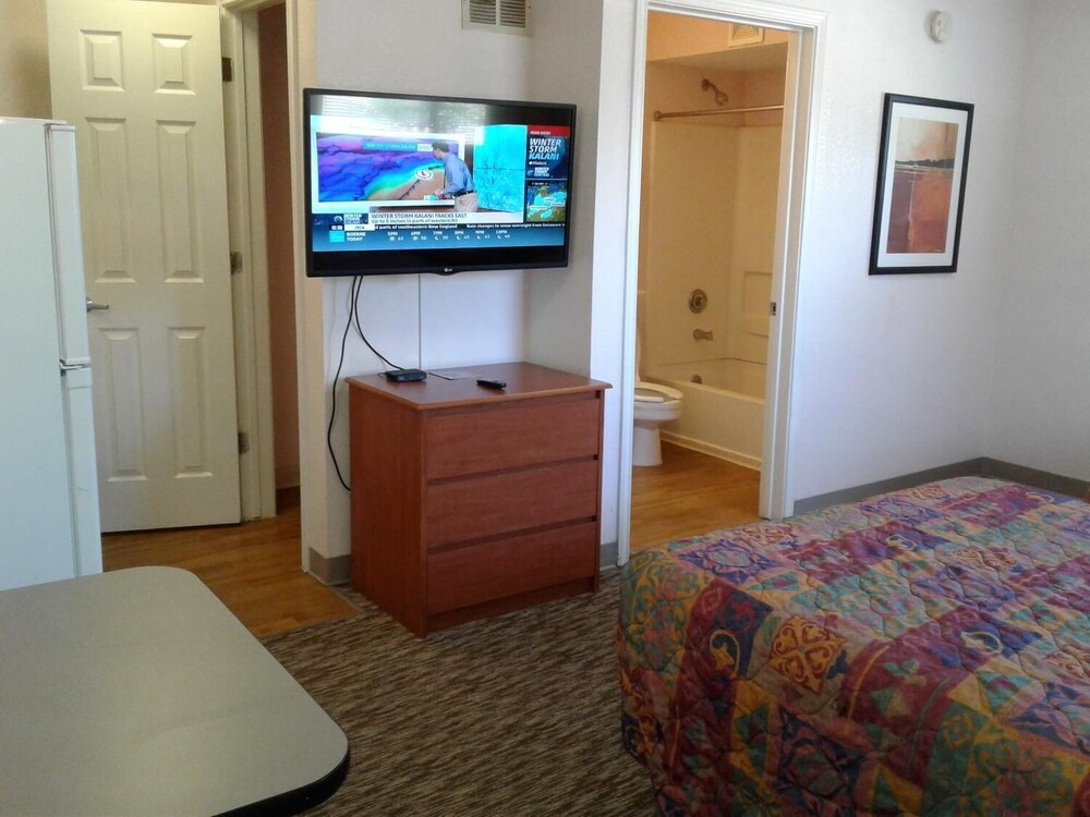 InTown Suites San Antonio East - photo 9