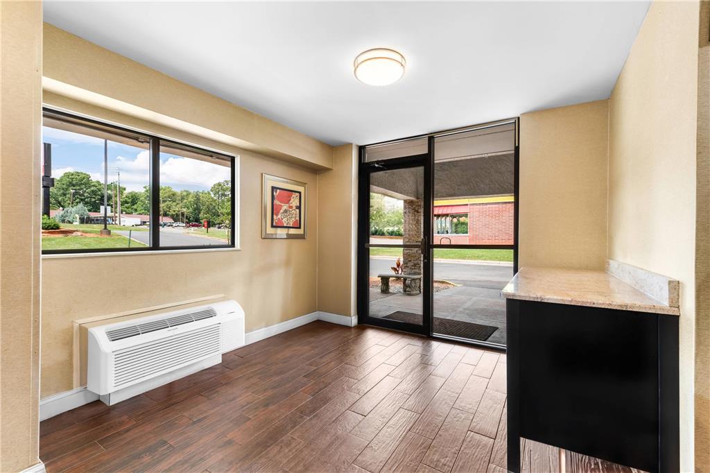 Econo Lodge Charlotte Airport - photo 12
