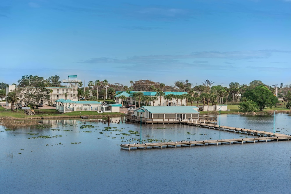 Days Inn & Suites by Wyndham Lake Okeechobee - photo 78