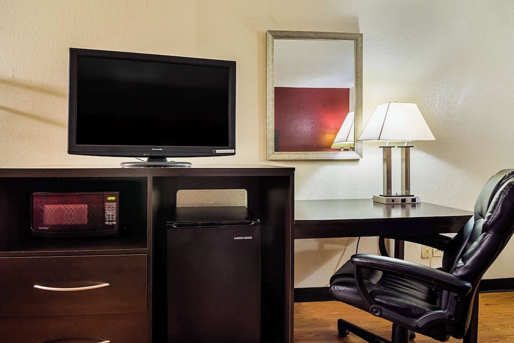 Econo Lodge Research Triangle Park - photo 11