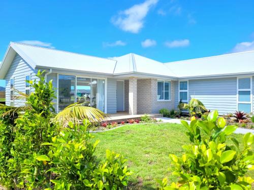 Hosts on the Coast Bright New Delight on Kupe in Whitianga, New Zealand