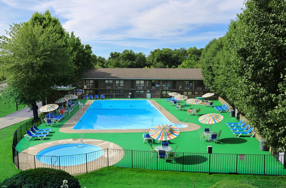 Roark Vacation Resort - carbon neutral hotel in Branson