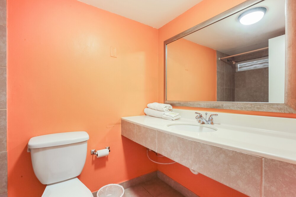 Camelot Waterfront Inn - photo 29