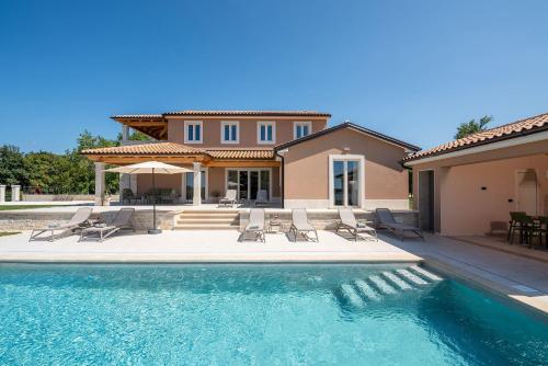 Beeindruckende Villa mit Panoramablick Privatpool Tischtennis Tischfussball Spielplatz Babybett — 4-Star Luxury Hotel in Pazin, Croatia