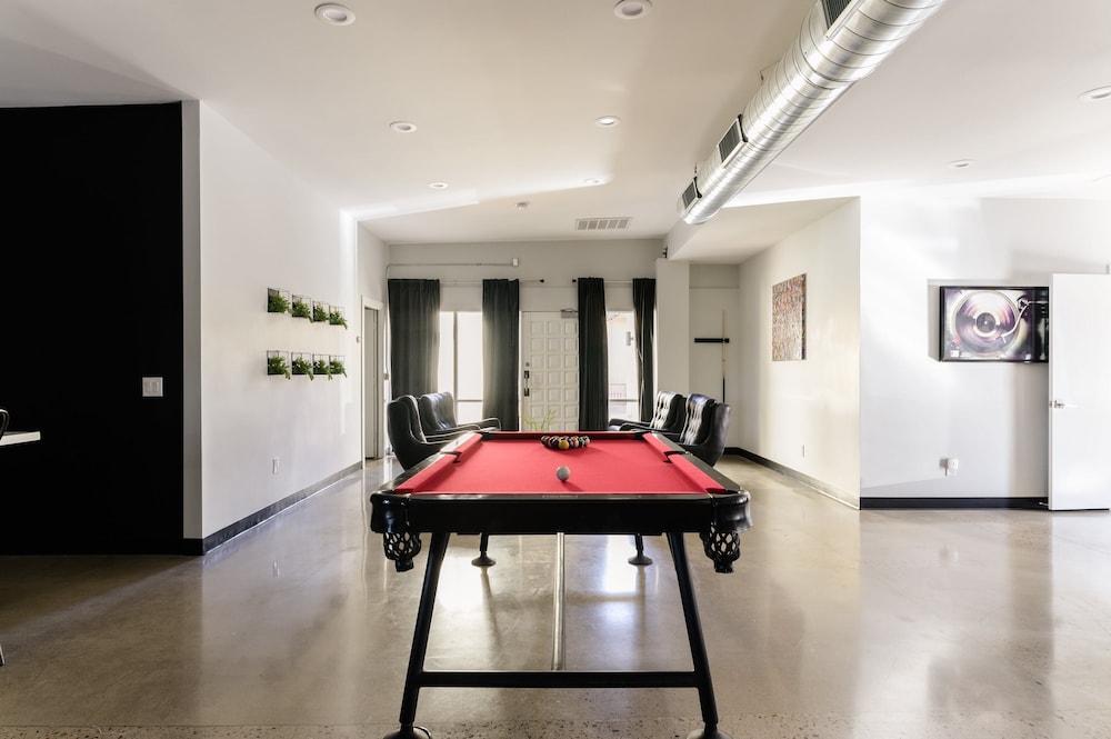 Luna & Stellar by Avantstay Modern Artist's Loft Buyout w 10 Brs Patio & Billiards - photo 9