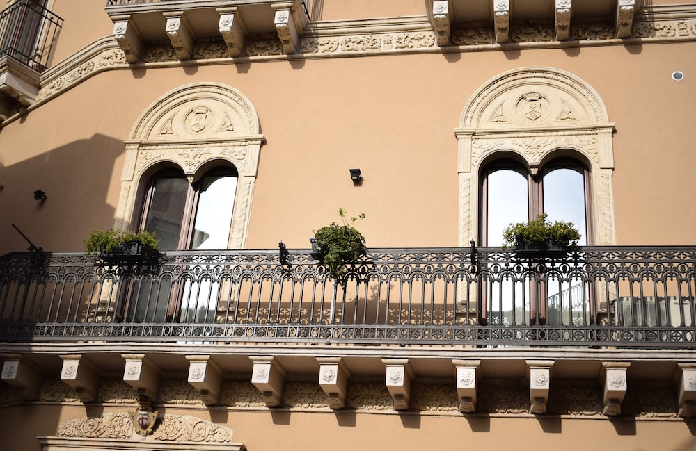 Cento Tarì Guest House — 4-Star Luxury Hotel in Castiglione Di Sicilia, Italy