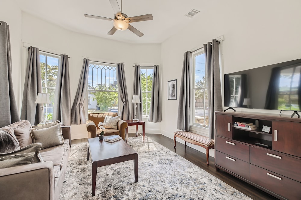 Historic Victorian 2 Mins from the Pearl District in San Antonio, United States