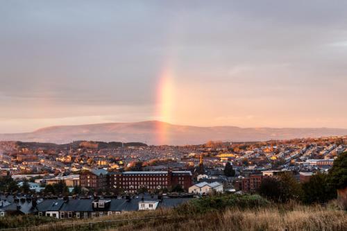 Modern 2 Bedroom Loft Apartment Pendle Hill & Ribble Valley Views Free Parking — 4-Star Luxury Hotel in Church, United Kingdom