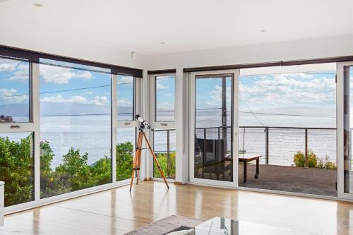 ‘Syrrah Serenity’ Beachfront Bliss at Opossum Bay in Kingston Beach, Australia
