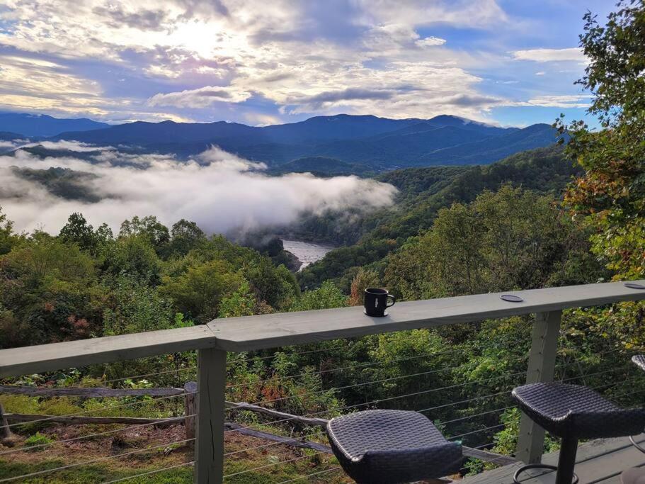 Stunning Mtn And Lake Views Hot Tub Firepit Sleeps 11 4Br 3Ba Close To Bryson City in Bryson City, United States