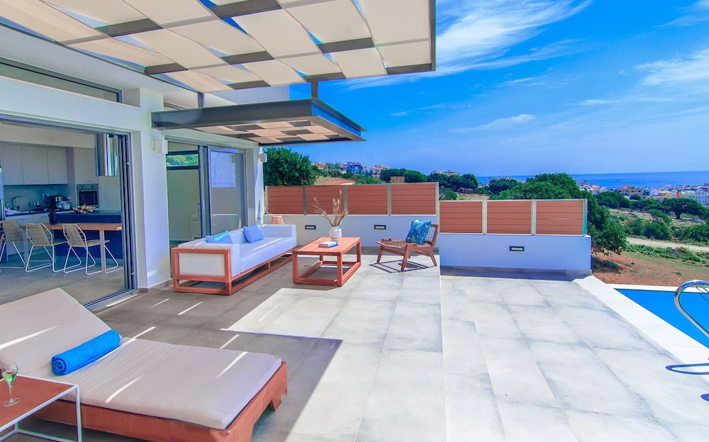 Amphitheatre Suites — 4-Star Luxury Hotel in Palaiochora, Greece