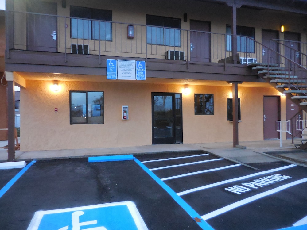 Best Economy Inn n Suites - photo 33