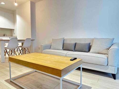 Jacinto Benavente 15 1l Con Parking Gratis by Ybh in Vigo, Spain