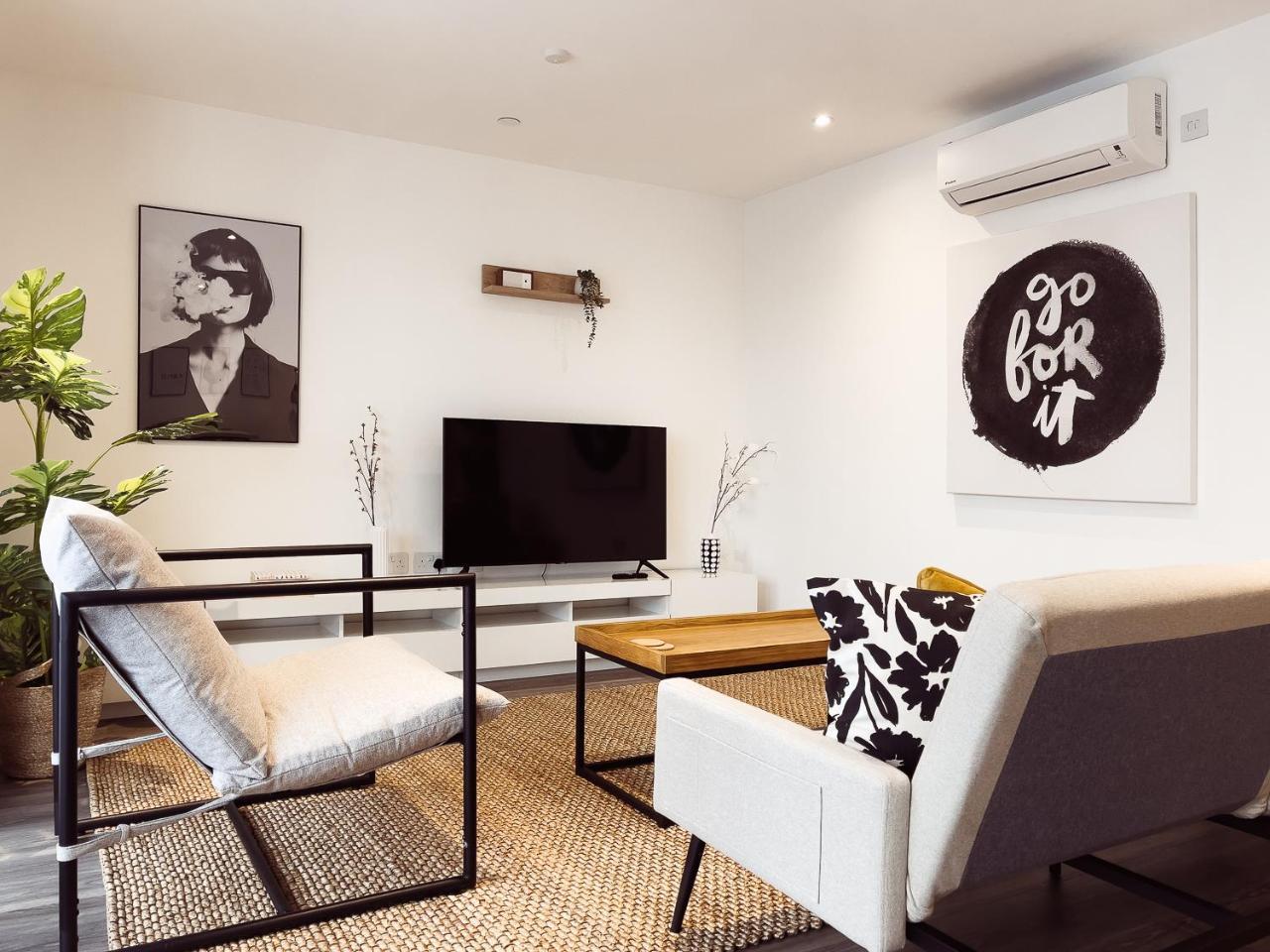 Modern 1 Bedroom Apartment near Kew Gardens with Free Parking & Workspace — 4-Star Luxury Hotel in Brentford, United Kingdom