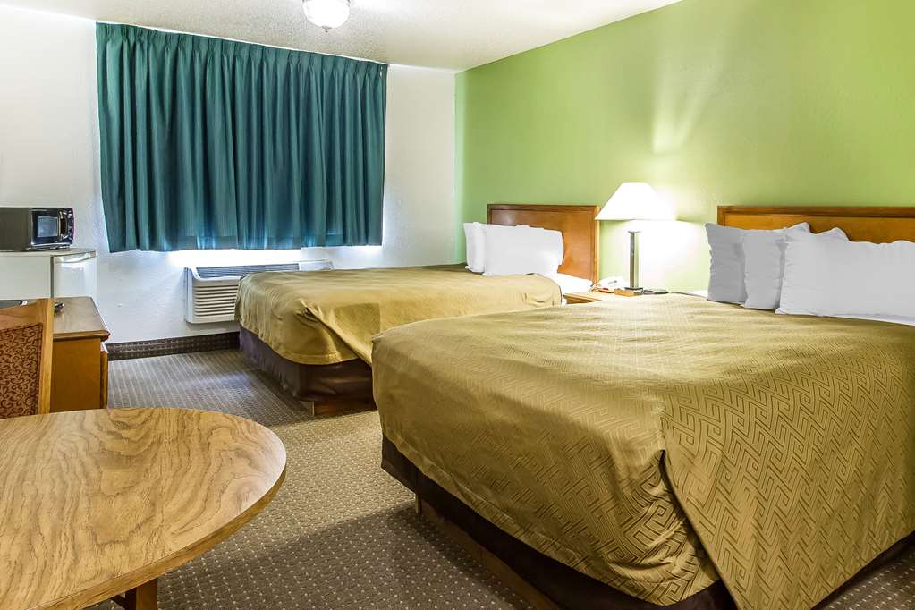 Econo Lodge Inn & Suites Pekin Peoria Area - photo 8