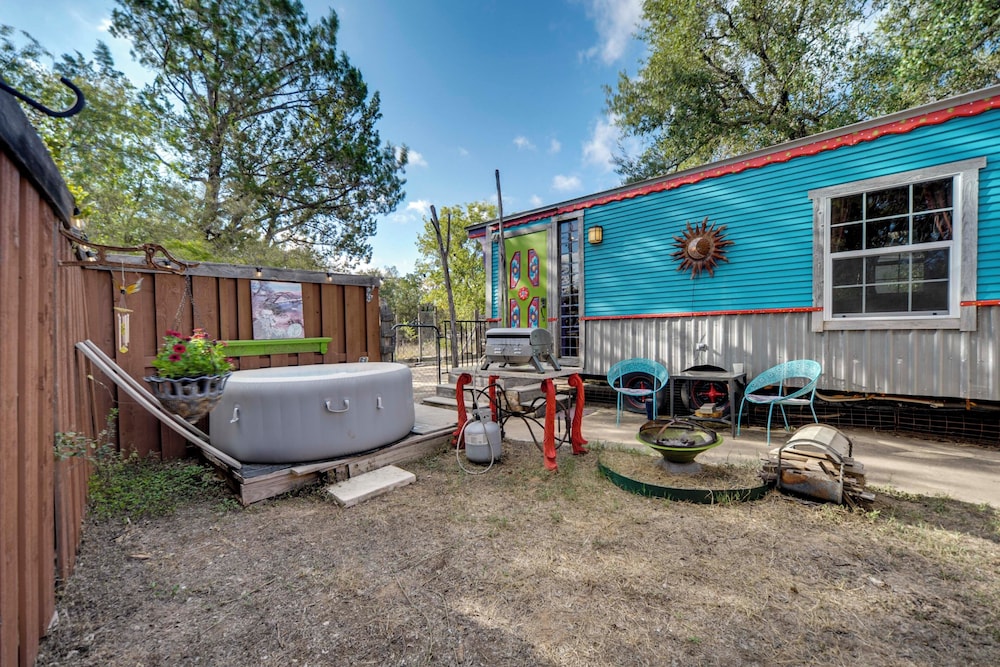 Walk To Lake Travis Austin Tiny Home W Hot Tub 22274131 — Lakeway