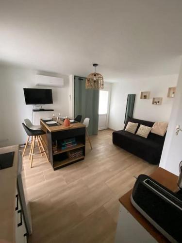 Le Happynous Cosy Climatise Wifi Parking Prive Interieur — hotel in Tain-L'hermitage