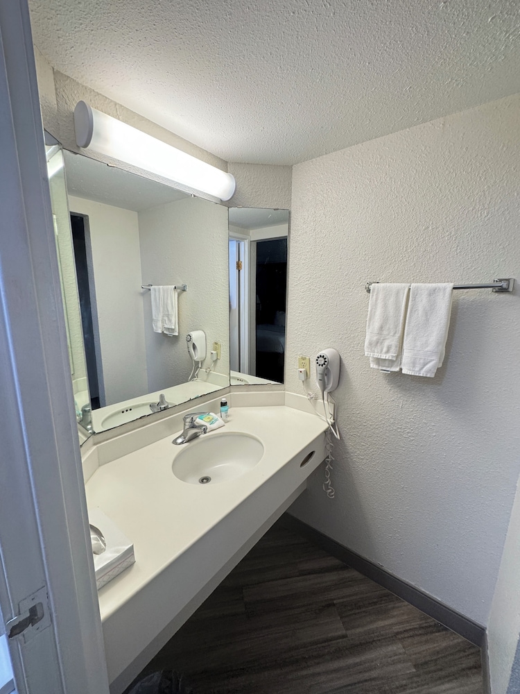Rodeway Inn College Station TX - photo 14
