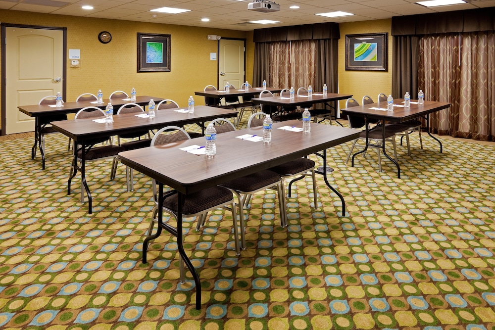 Holiday Inn Express Hotel & Suites Limerick Pottstown by IHG - photo 44