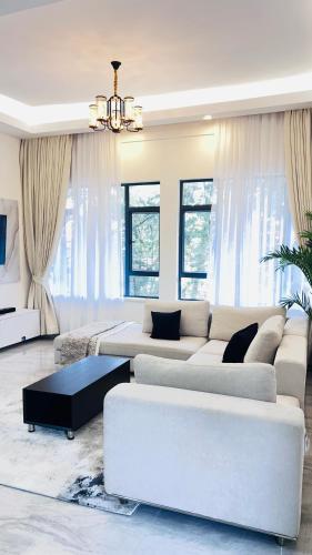 Elegant Lavington 1Bed with Pool Private Cinema & Garden