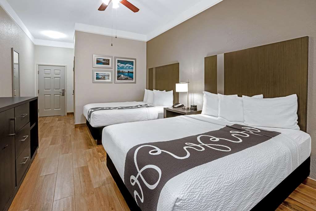 La Quinta Inn & Suites by Wyndham Conroe - photo 9