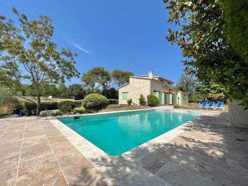 La Provence : Piscine Tennis Cinéma & Plus - carbon neutral hotel in Unknown City