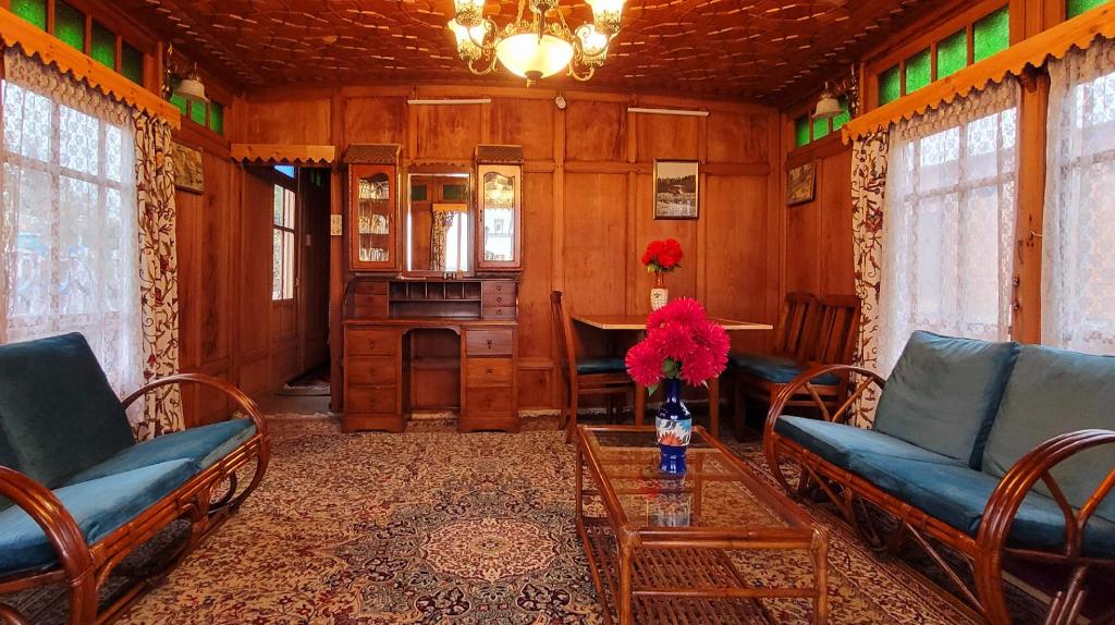 Lily Of The World Houseboat — 4-Star Luxury Hotel in Srinagar, India