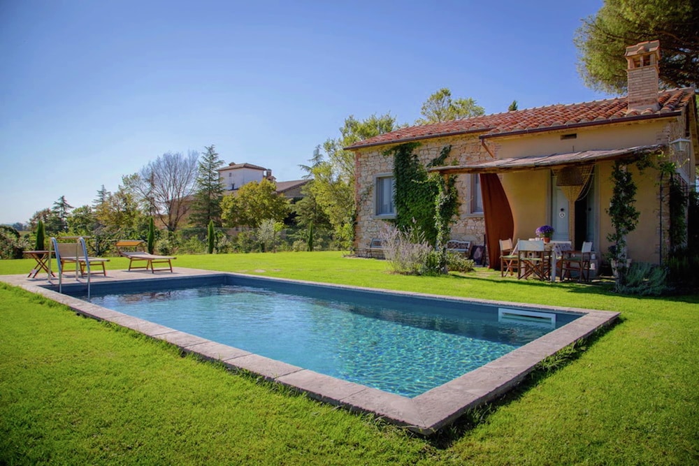 4 Person Villa with Private Swimming Pool & Garden in Lovely Surroundings near Cortona — 4-Star Luxury Hotel in Cortona, Italy