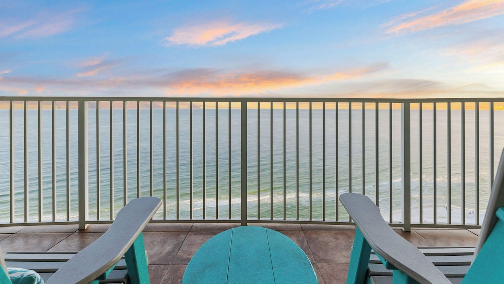 Beachfront 3 bedroom Condo on 15th Floor Balcony Lazy River Jacuzzis — 4-Star Luxury Hotel in Orange Beach, United States