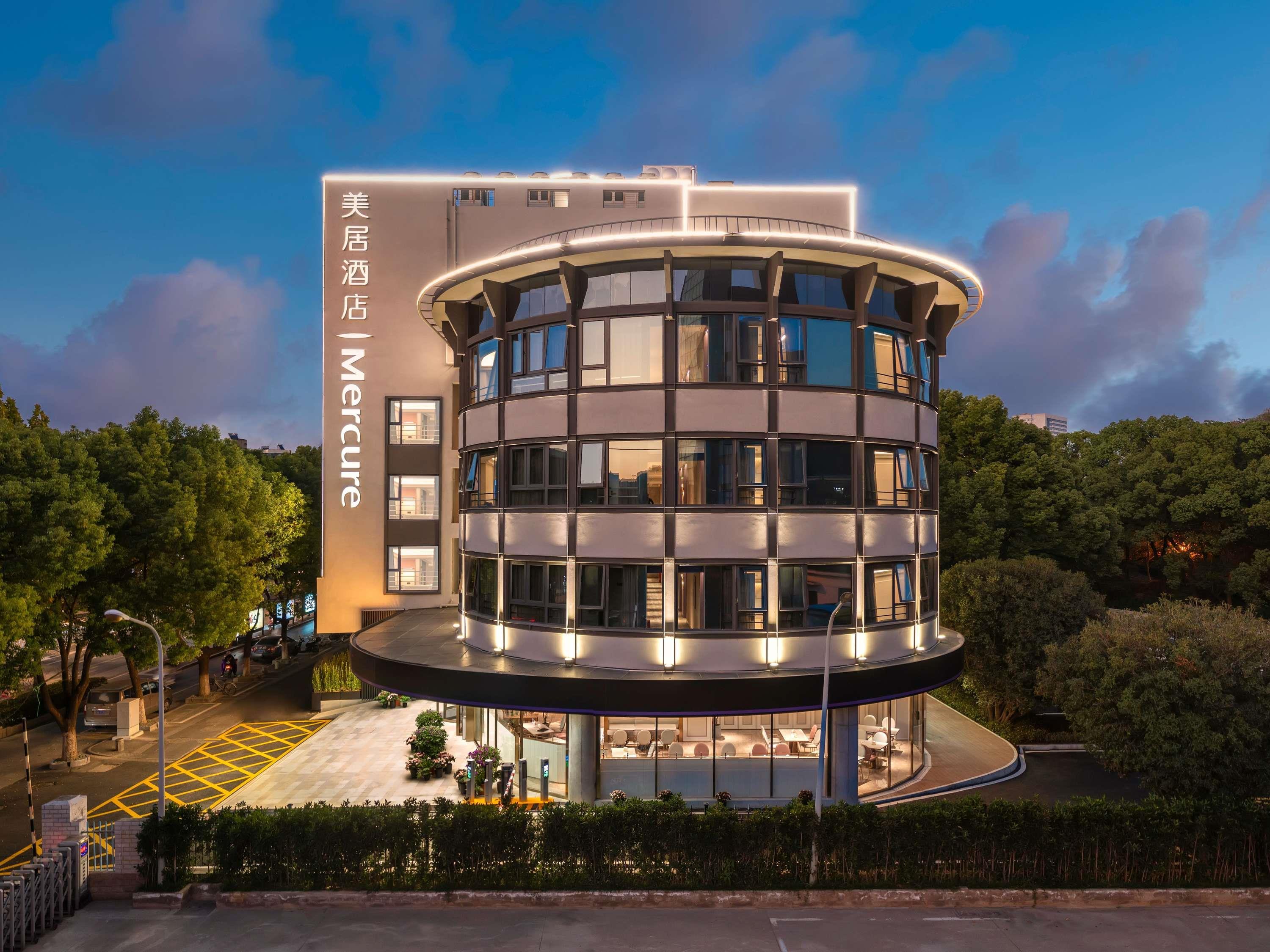 Mercure Nanjing Hongshan Zoo — 4-Star Luxury Hotel in Nanjing, People's Republic of China