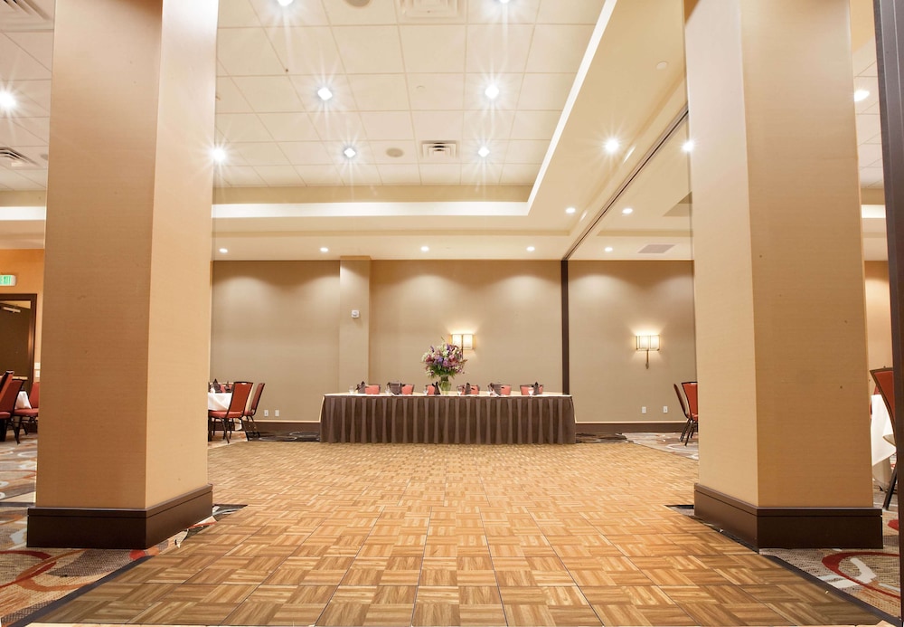 Embassy Suites Palmdale - photo 41