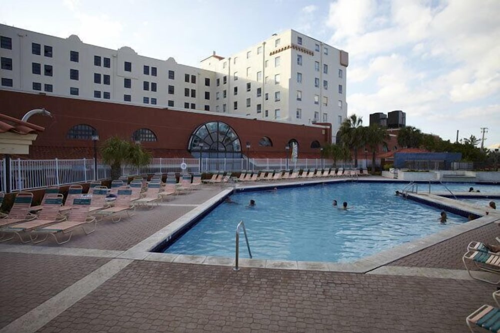 Hollywood Beach Resort Renovated Large Studio - photo 11