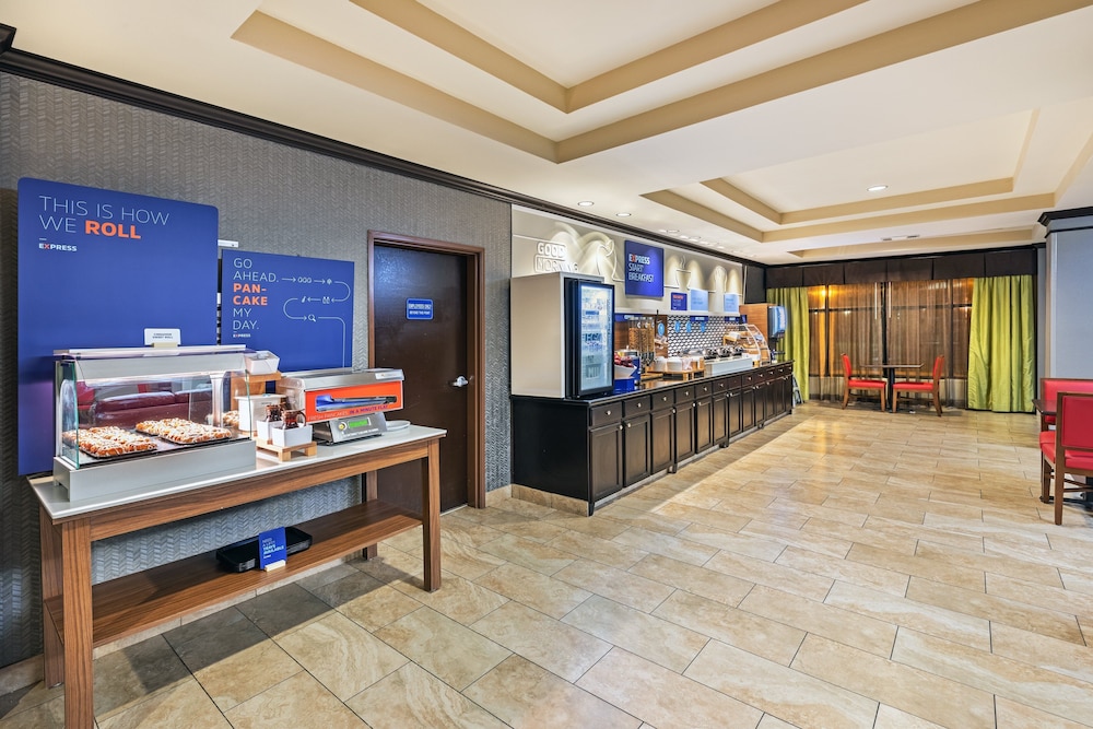 Holiday Inn Express & Suites Floresville by IHG - photo 29