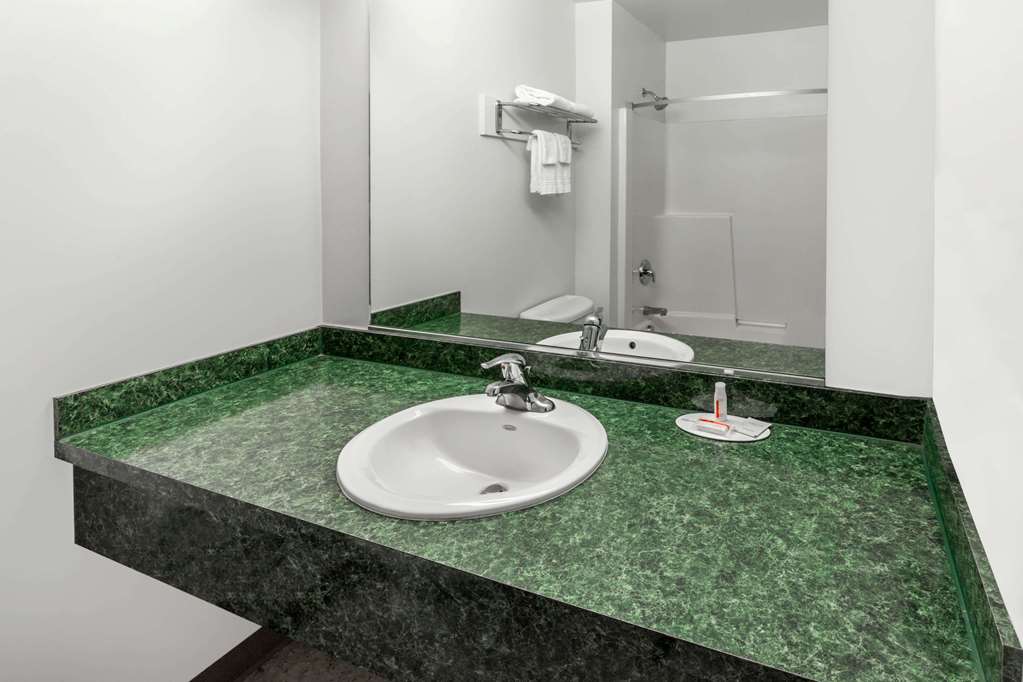 Super 8 by Wyndham Central Pt Medford - photo 10