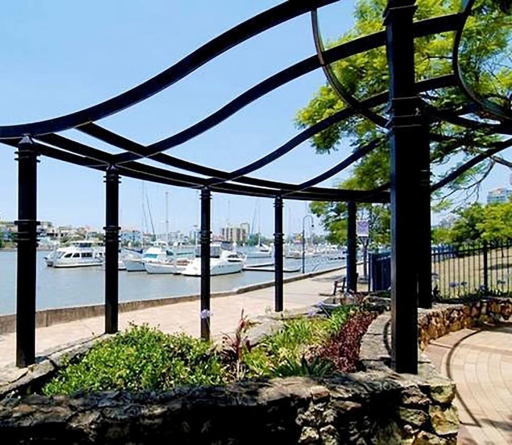2BR Beautiful River Retreat Pool Wine Gym Netflix — Kangaroo Point — photo 5