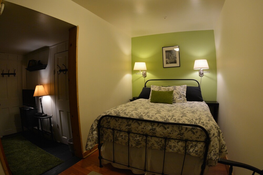 Hyde Away Inn - photo 11